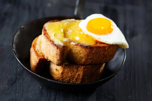 Närbild Pan Rustik Fransk Ost Toast Med Ägg Kroque Madame — Stockfoto