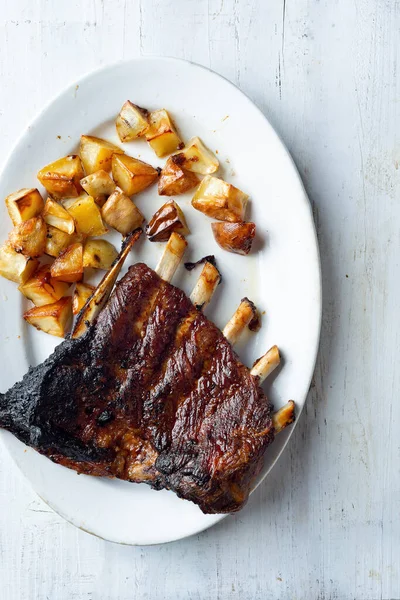 Nahaufnahme Von Rustikalen Gegrillten Schweinerippchen — Stockfoto