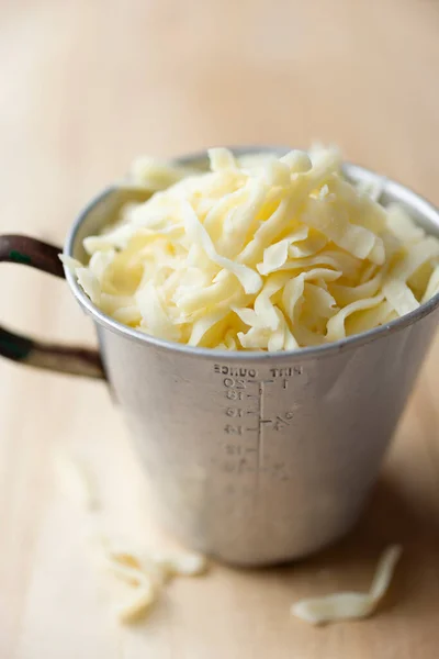 Nahaufnahme Einer Tasse Dick Geschnittenen Geriebenen Mozzarella — Stockfoto