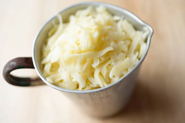 Nahaufnahme Einer Tasse Dick Geschnittenen Geriebenen Mozzarella — Stockfoto