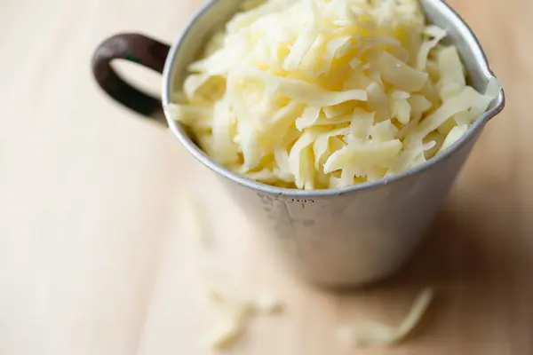 Närbild Kopp Tjock Riven Mozzarella — Stockfoto