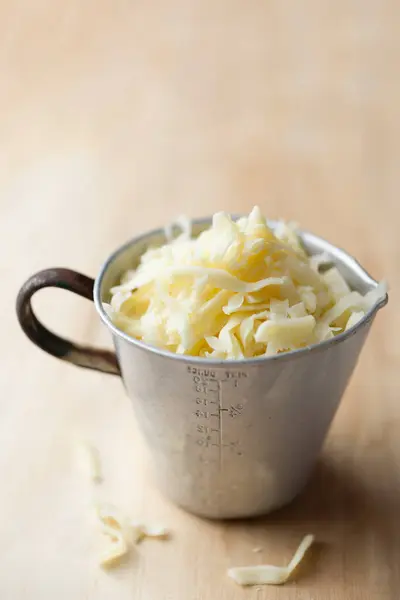 Närbild Kopp Tjock Riven Mozzarella — Stockfoto