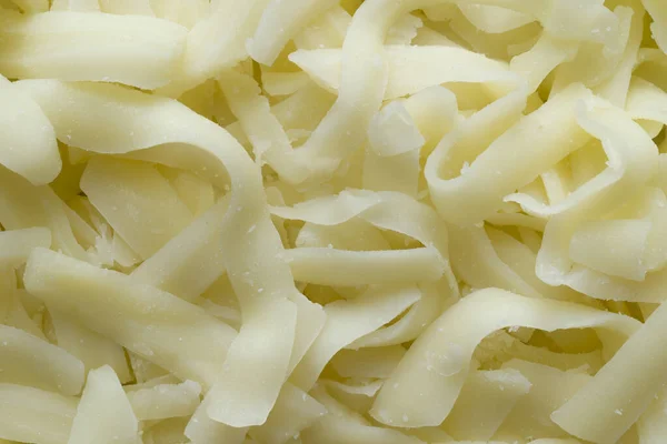Kalın Kesilmiş Rendelenmiş Mozzarella Peynirinin Arka Planını Kapatın — Stok fotoğraf