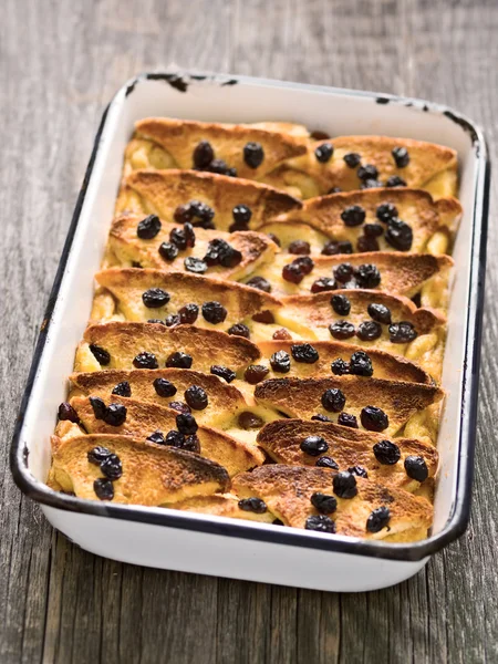 Rustik traditionella brittiska bröd och smör pudding — Stockfoto