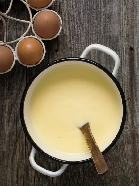 Topf mit cremiger Puddingsoße — Stockfoto