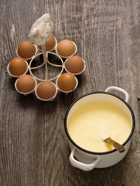 Topf mit cremiger Puddingsoße — Stockfoto