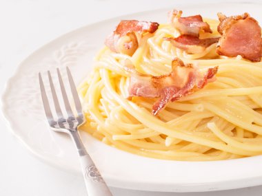 kremsi geleneksel İtalyan spagetti carbonara makarna