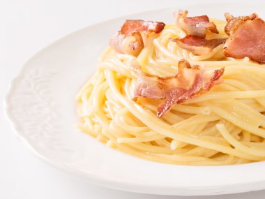 kremsi geleneksel İtalyan spagetti carbonara makarna