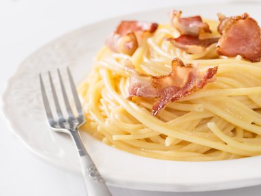 kremsi geleneksel İtalyan spagetti carbonara makarna