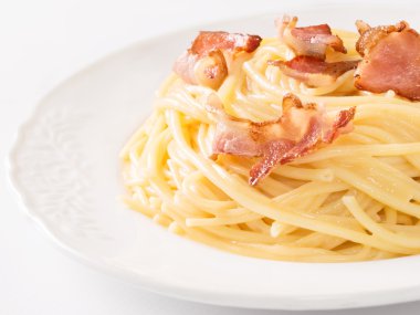 kremsi geleneksel İtalyan spagetti carbonara makarna
