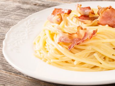 kremsi geleneksel İtalyan spagetti carbonara makarna