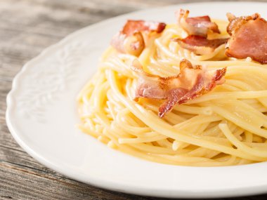 kremsi geleneksel İtalyan spagetti carbonara makarna