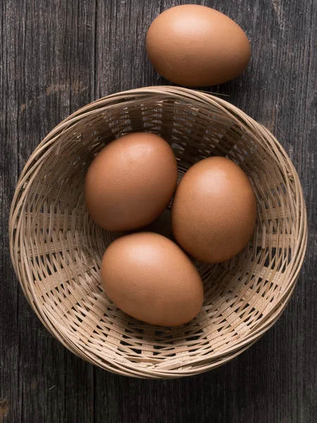 Granja rústica huevo de gallina fresca en cesta —  Fotos de Stock