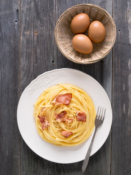 Kremsi geleneksel İtalyan spagetti carbonara makarna — Stok fotoğraf