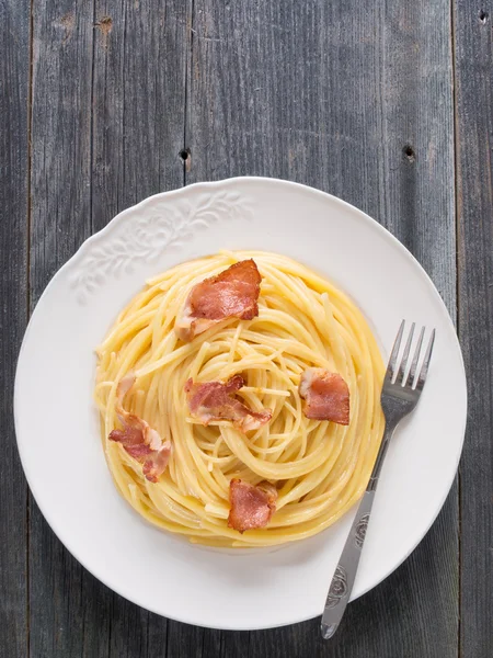 Romige traditionele Italiaanse spaghetti carbonara pasta — Stockfoto
