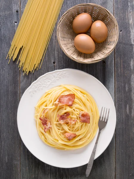 Cremoso tradicional italiano espaguete carbonara pasta — Fotografia de Stock