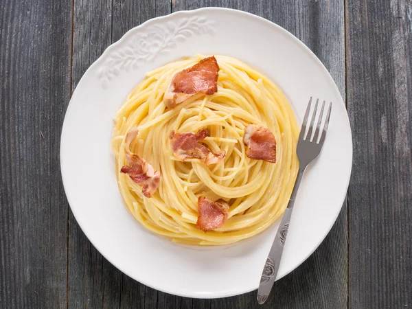 Cremoso tradicional italiano espaguete carbonara pasta — Fotografia de Stock