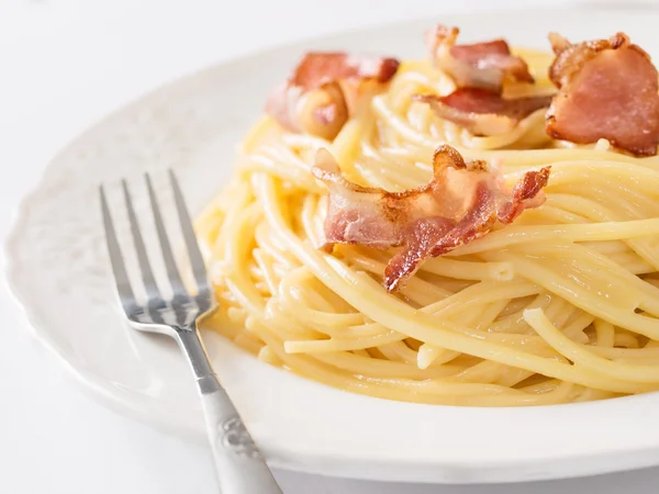 Smetanové tradiční italské špagety carbonara těstoviny — Stock fotografie