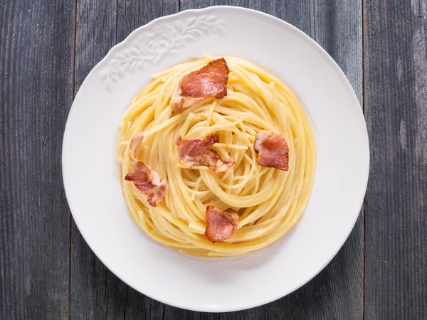 Cremoso tradicional italiano espaguete carbonara pasta — Fotografia de Stock