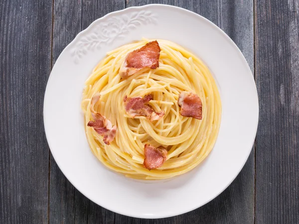 Kremowy tradycyjne włoskie spaghetti carbonara makaron — Zdjęcie stockowe