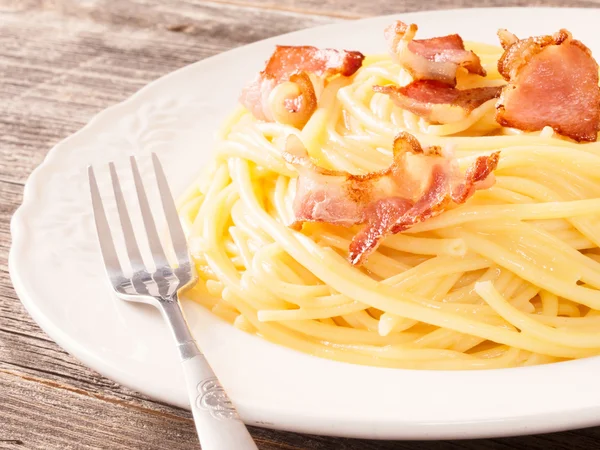 kremsi geleneksel İtalyan spagetti carbonara makarna