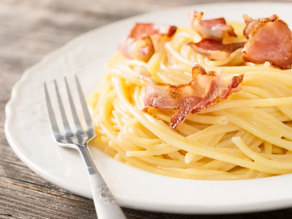 kremsi geleneksel İtalyan spagetti carbonara makarna
