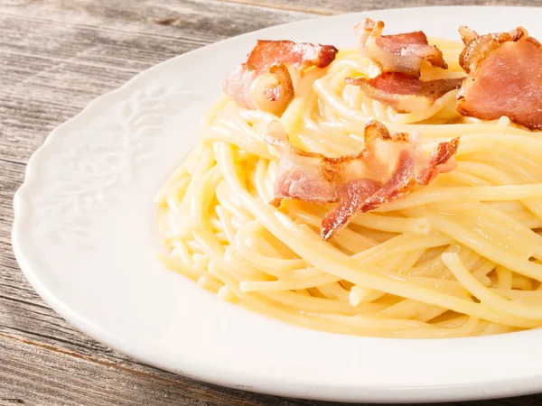 kremsi geleneksel İtalyan spagetti carbonara makarna