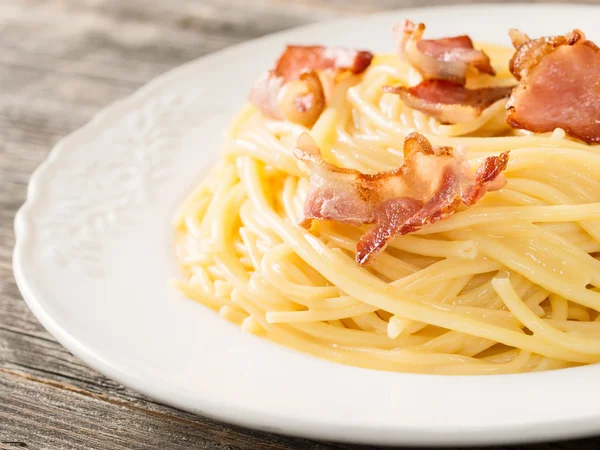 kremsi geleneksel İtalyan spagetti carbonara makarna