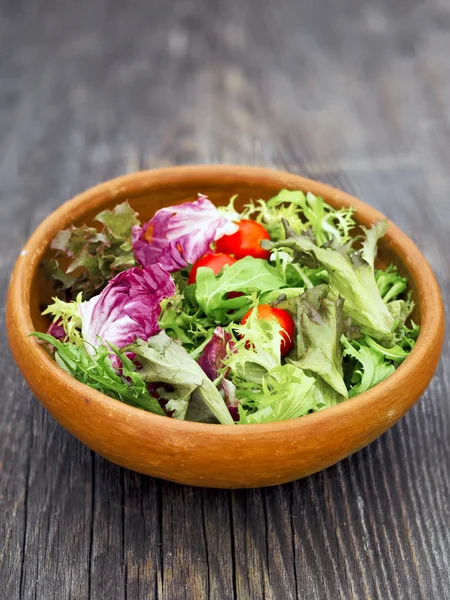 Salada rústica verdes — Fotografia de Stock