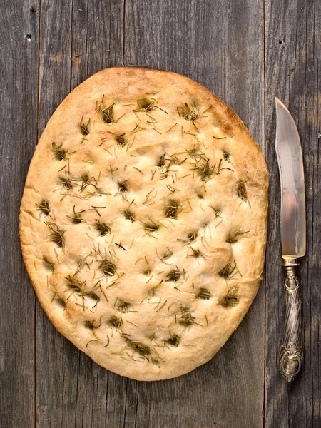 Rusztikus olasz rozmaring gyógynövény foccacia kenyér — Stock Fotó