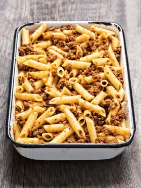 tepsi rustik bolognese makarna