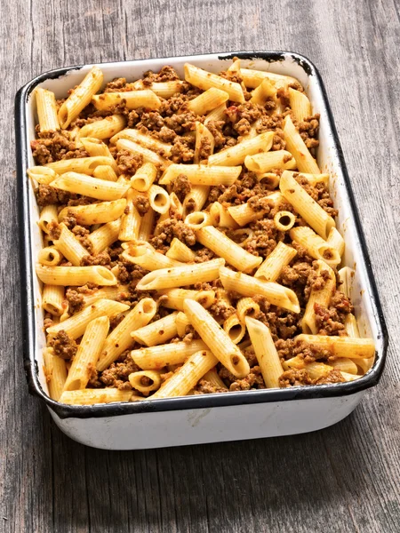 Tepsi rustik bolognese makarna — Stok fotoğraf