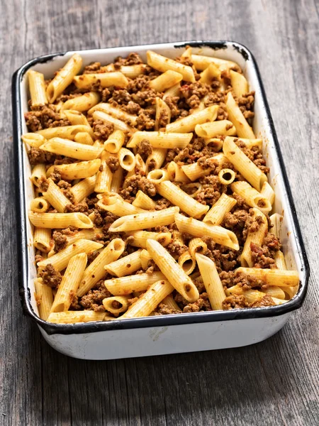 Brett med rustikke bolognesepasta – stockfoto