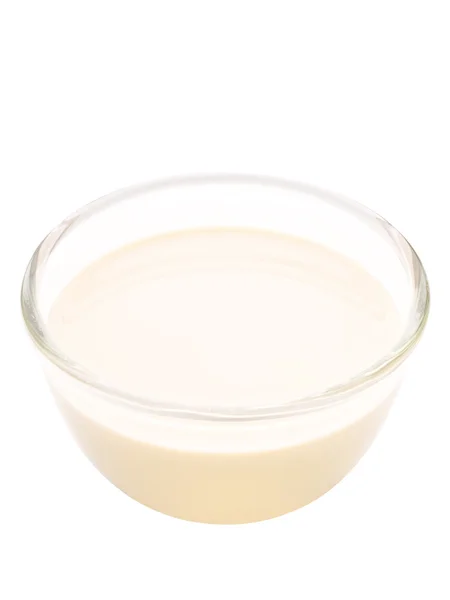 Изолированная чаша испарённого молока — стоковое фото
