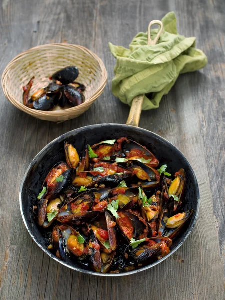 Rustieke zwarte Mossel in tomatensaus — Stockfoto