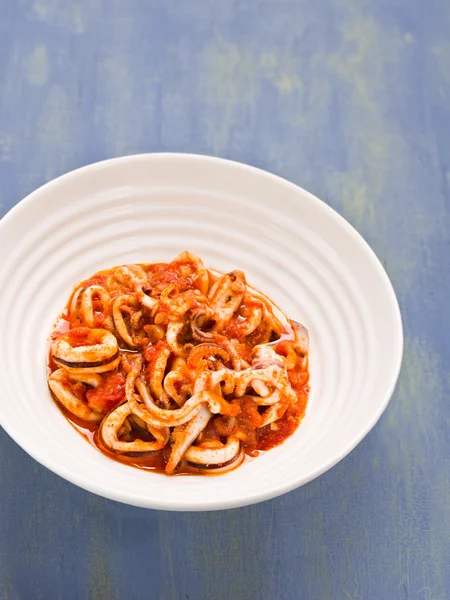 Rustikale italienische Tintenfische in würziger Tomatensauce — Stockfoto
