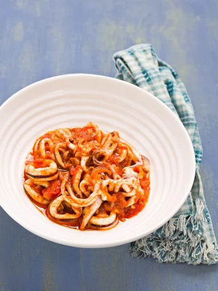 Rustieke Italiaanse calamares in pikante tomatensaus — Stockfoto