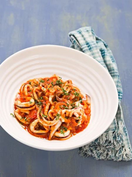 Calamars italiens rustiques à la sauce tomate épicée — Photo