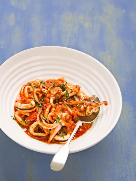 Rustikale italienische Tintenfische in würziger Tomatensauce — Stockfoto