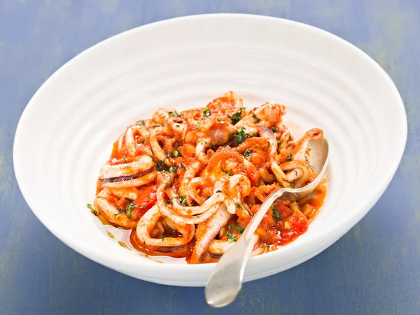 Calamares italianos rústicos en salsa de tomate picante — Foto de Stock