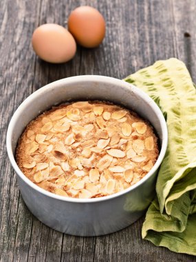 rustik İsveçli badem pasta teneke pişirme içinde