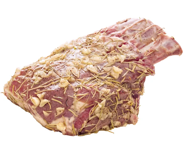 Close up van ruwe ongekookt rozemarijn knoflook kruid rek van lam isola — Stockfoto