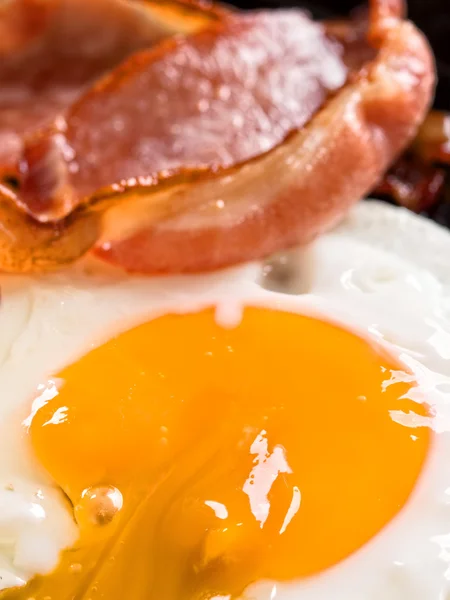 Bacon americano tradicional e pequeno-almoço de ovo — Fotografia de Stock