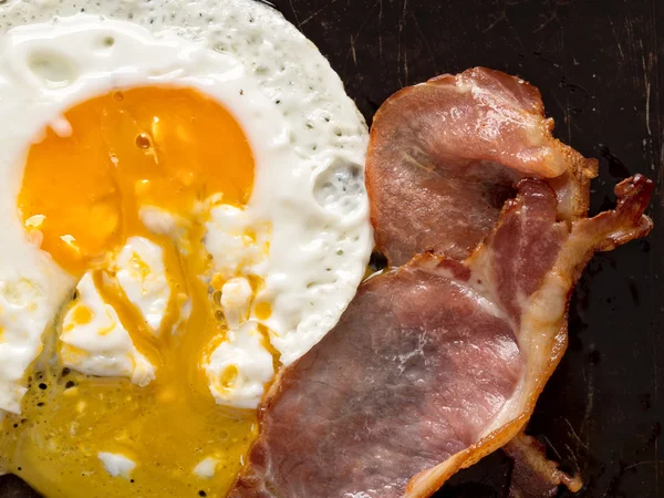 Petit déjeuner traditionnel américain au bacon et aux œufs — Photo