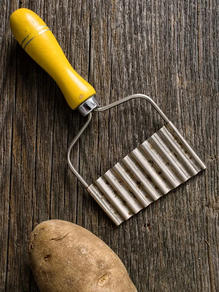 Hand gekreukt gesneden aardappel chipper — Stockfoto