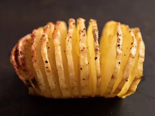 Rustikales gebratenes Hasselback-Kartoffelgratin — Stockfoto