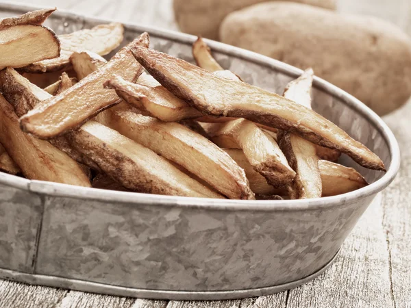 Rustikal natürlich geschnittene Pommes frites — Stockfoto