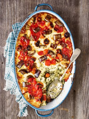  rustik İtalyan pişmiş sebze ragu ıspanak polenta ile