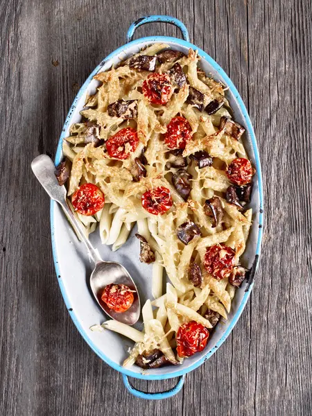 Rustikale italienische gebackene Penne-Pasta — Stockfoto