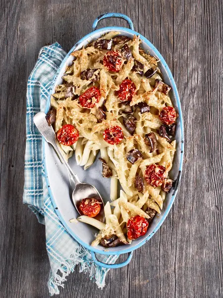 Rustik italiensk ugnsbakad penne pasta — Stockfoto